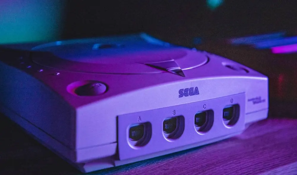 Esta Dreamcast moderna puede funcionar como una PC gamer actual y hasta correr juegos modernos, utilizando los clásicos mandos de la consola. Foto: Hipertextual Esta Dreamcast moderna puede funcionar como una PC gamer actual y hasta correr juegos modernos, utilizando los clásicos mandos de la consola. Foto: Hipertextual