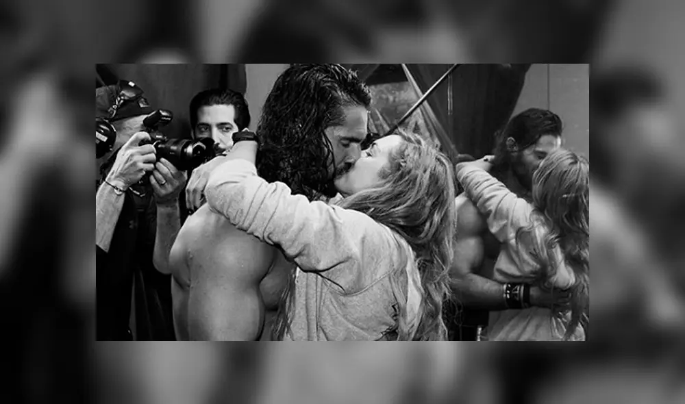 Seth Rollins y Becky Lynch confirman romance con apasionado beso [FOTOS]