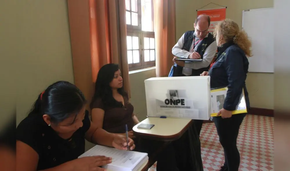Millones de peruanos asisten a emitir su voto en las elecciones congresales 2020.