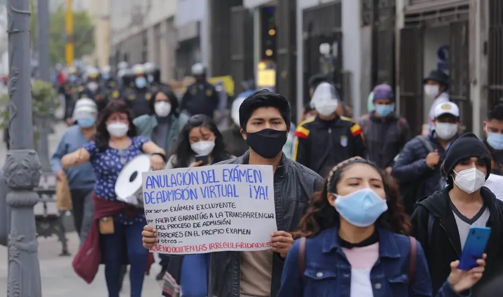 Estudiantes alzaron su voz de protesta, luego de que el examen virtual dejara fuera a más de 1.400 postulantes. Foto: Flavio Matos / La República