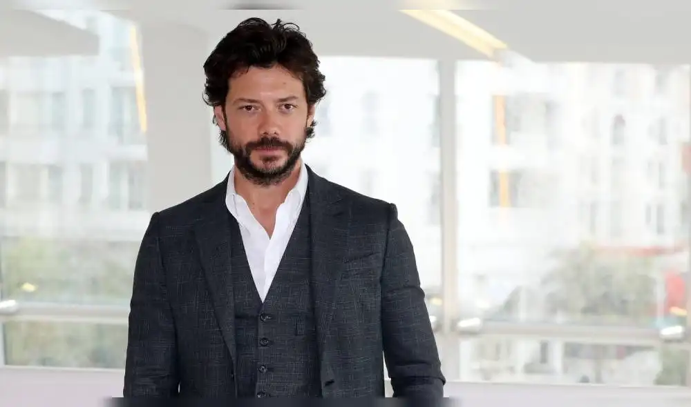 "Es muy importante conseguir fondos para que nuestros equipos de investigación encuentren una cura". indicó La estrella de La casa de papel. (Foto: AFP)