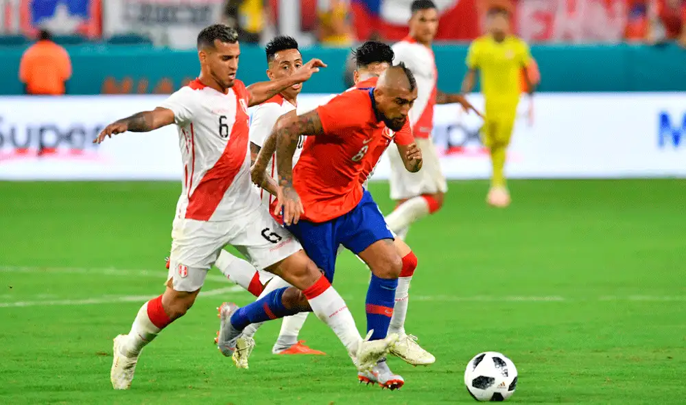Miguel Trauco recordó en su cuenta de Instagram la 'huacha' le que le hizo a Arturo Vidal en la Copa América 2019. | Foto: AFP