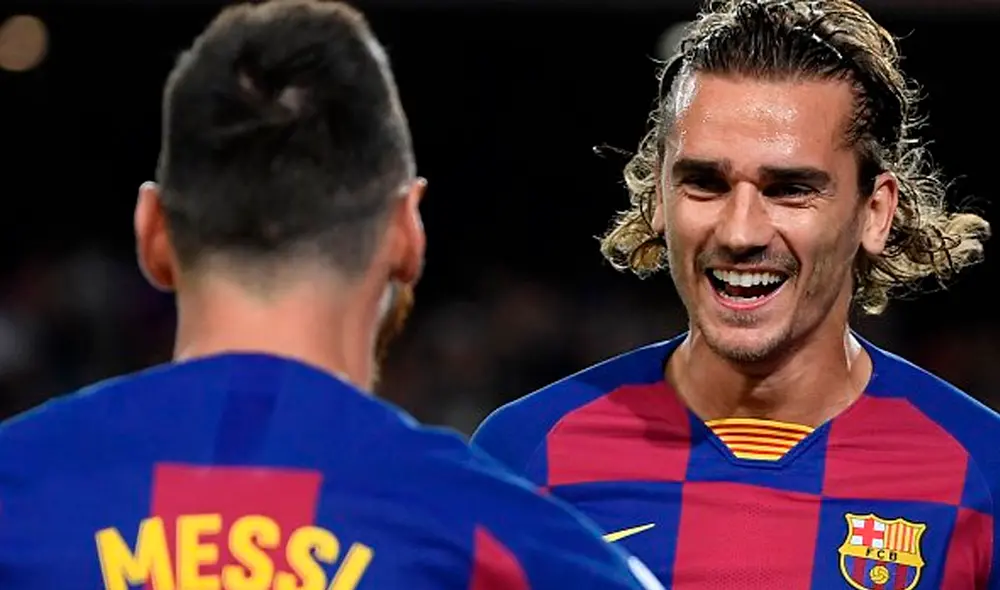 Lionel Messi y Antoine Griezmann se abrazan en el camerino. Lionel Messi y Antoine Griezmann se abrazan en el camerino.
