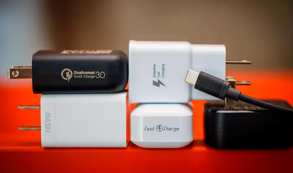Existen diferentes tipos de cargadores para smartphone. | Foto: Josh Miller