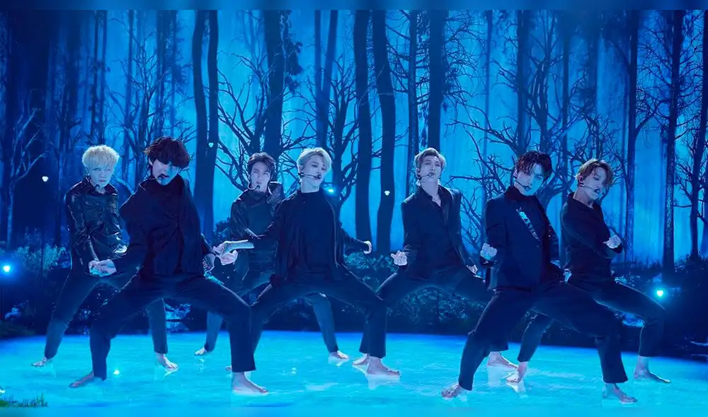 BTS durante su primera performance de Black Swan.