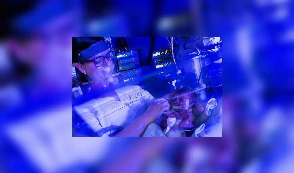 Bebés son protegidos con mascarillas. Foto: AFP.