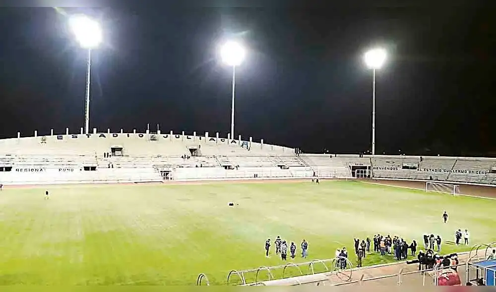 se hizo la luz. Luminarias artificiales alumbran a personal de Conmebol y espectadores.