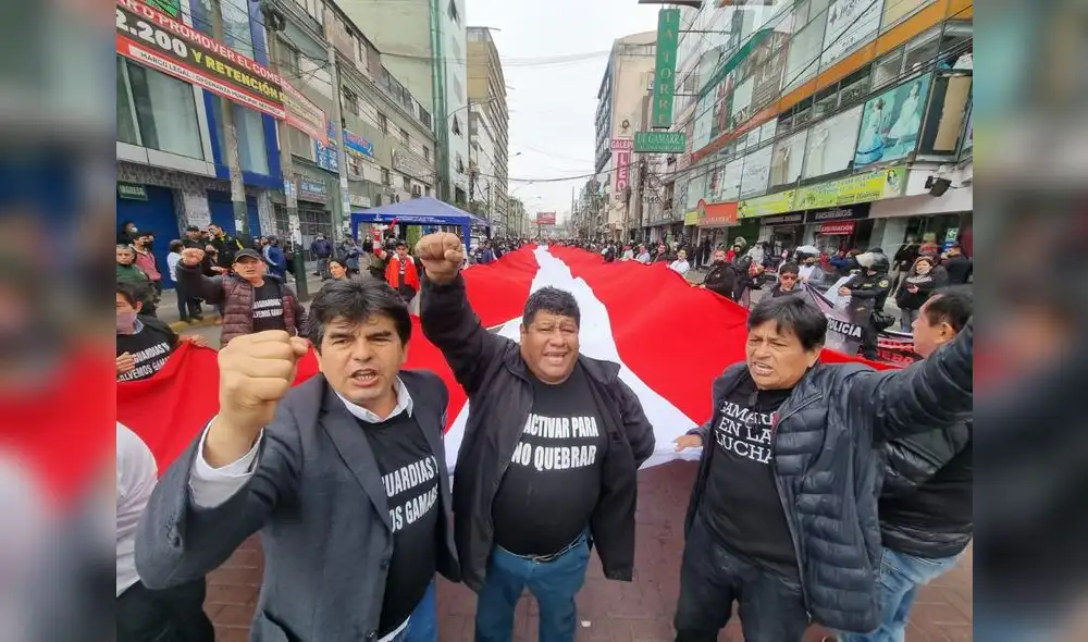 Mypes de Gamarra se dirigen hacia Palacio de Gobierno exigiendo créditos con tasas más cómodas y salvaguardias a la ropa china.Foto: URPI/LR Mypes de Gamarra se dirigen hacia Palacio de Gobierno exigiendo créditos con tasas más cómodas y salvaguardias a la ropa china.Foto: URPI/LR