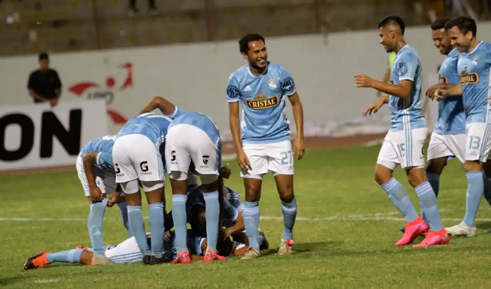 Sheput es abrazado por el equipo de Sporting Cristal luego del gol. Foto: Gol Perú Sheput es abrazado por el equipo de Sporting Cristal luego del gol. Foto: Gol Perú