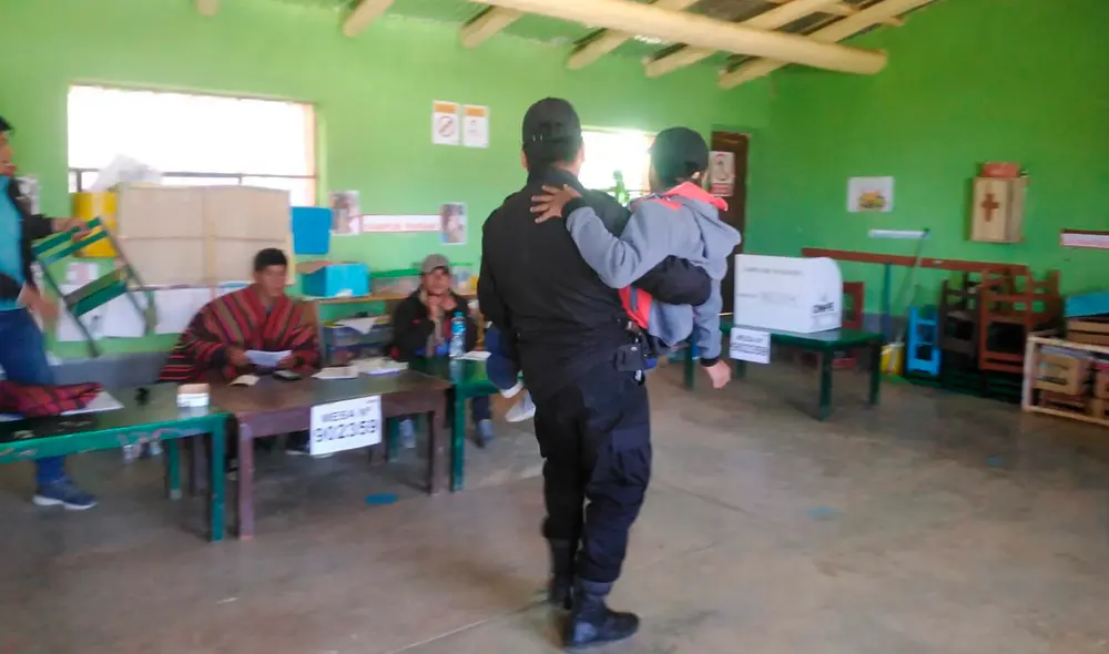 Este noble accionar fue fotografiado por los electores que se encontraban dentro de las aulas. Foto: Rosa Quincho/URPI-LR Este noble accionar fue fotografiado por los electores que se encontraban dentro de las aulas. Foto: Rosa Quincho/URPI-LR