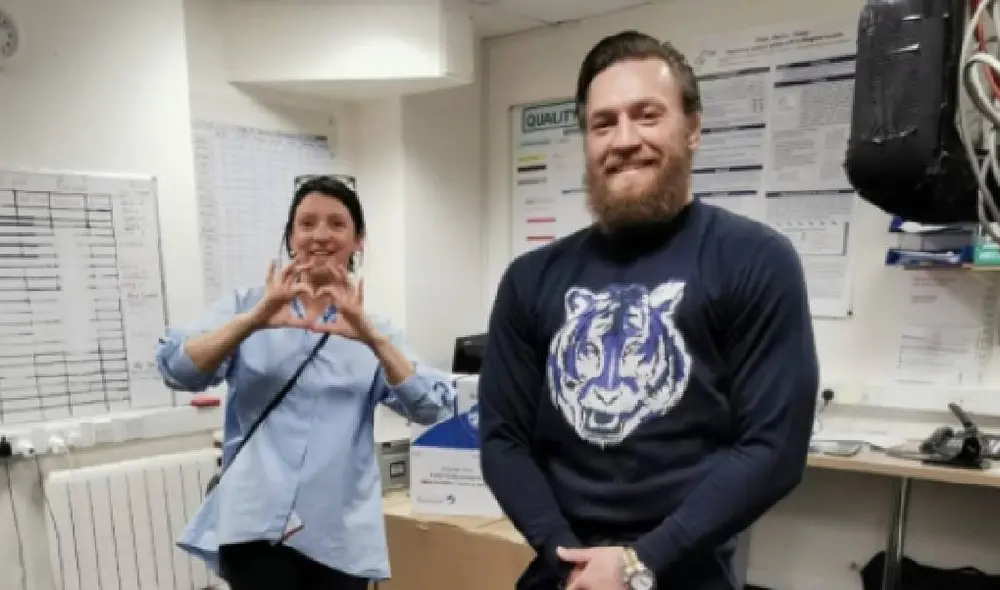 Conor McGregor entregó personalmente equipos de protección para médicos. Foto: Instagram Conor McGregor entregó personalmente equipos de protección para médicos. Foto: Instagram