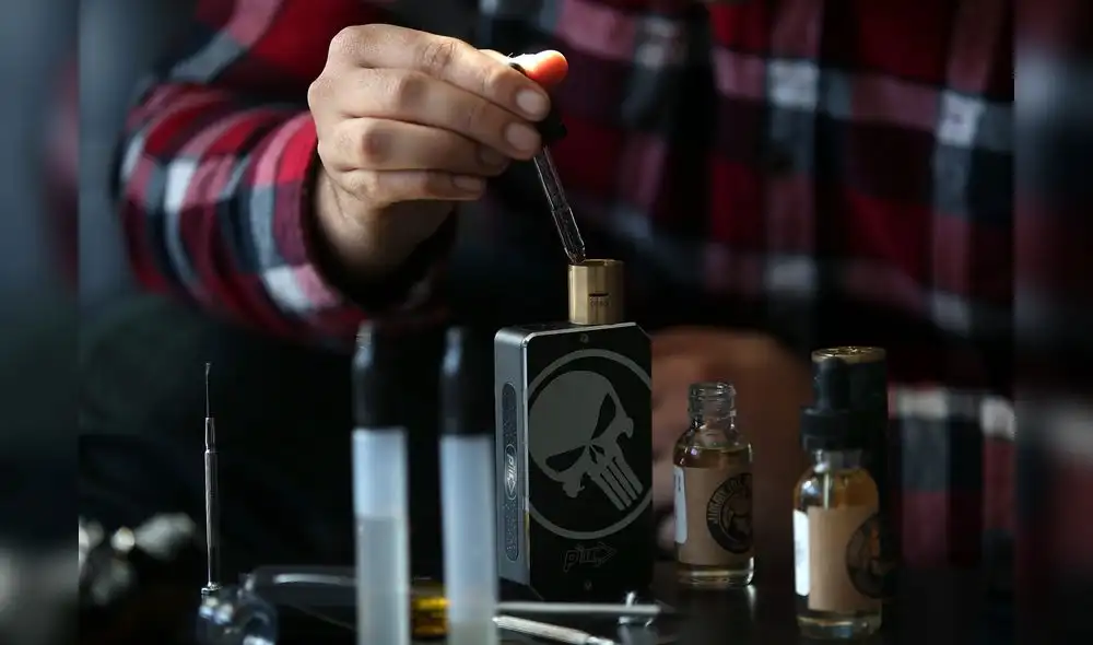 SAN RAFAEL, CA - JANUARY 28: A customer fills a vaporizer, or E-Cigarette, with oil at Digital Ciggz on January 28, 2015 in San Rafael, California. The California Department of Public Health released a report today that calls E-Cigarettes a health threat and suggests that they should be regulated like regular cigarettes and tobacco products. Justin Sullivan/Getty Images/AFP SAN RAFAEL, CA - JANUARY 28: A customer fills a vaporizer, or E-Cigarette, with oil at Digital Ciggz on January 28, 2015 in San Rafael, California. The California Department of Public Health released a report today that calls E-Cigarettes a health threat and suggests that they should be regulated like regular cigarettes and tobacco products. Justin Sullivan/Getty Images/AFP