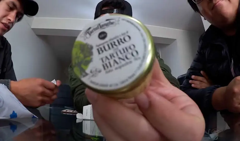 Desliza las imágenes para ver el aspecto que tiene esta ‘lujosa’ mantequilla vendida en un local limeño. Foto: Captura de YouTube/El Cholo mena Desliza las imágenes para ver el aspecto que tiene esta ‘lujosa’ mantequilla vendida en un local limeño. Foto: Captura de YouTube/El Cholo mena