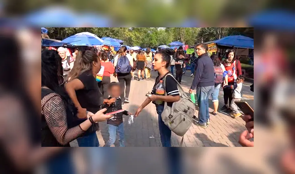 Una madre detuvo la batalla de Pokémon GO de su hija y le regaña. Una madre detuvo la batalla de Pokémon GO de su hija y le regaña.