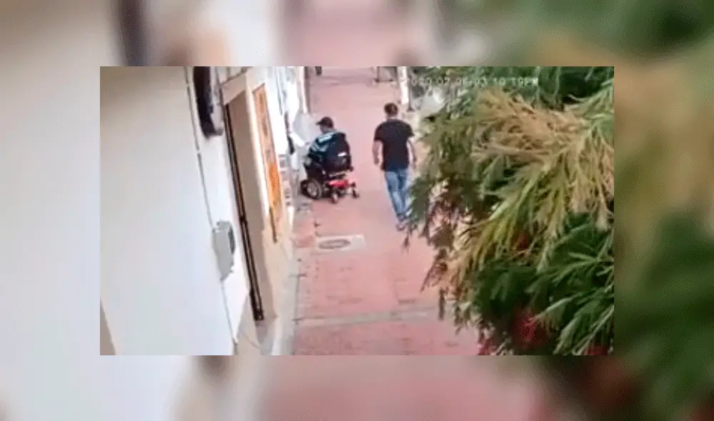 Delincuente asalta a hombre con discapacidad y casi lo arroja de su silla de ruedas [VIDEO]