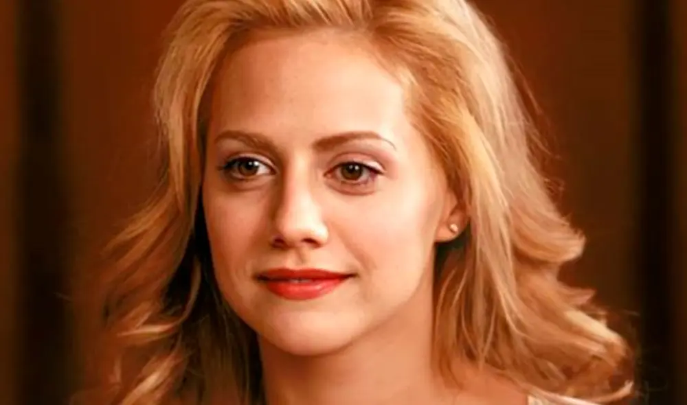 La actriz Brittany Murphy falleció a los 32 años a causa de una neumonía, anemia e intoxicación de múltiples medicamentos, de acuerdo con la autopsia oficial. Foto: captura Pequeñas grandes amigas La actriz Brittany Murphy falleció a los 32 años a causa de una neumonía, anemia e intoxicación de múltiples medicamentos, de acuerdo con la autopsia oficial. Foto: captura Pequeñas grandes amigas
