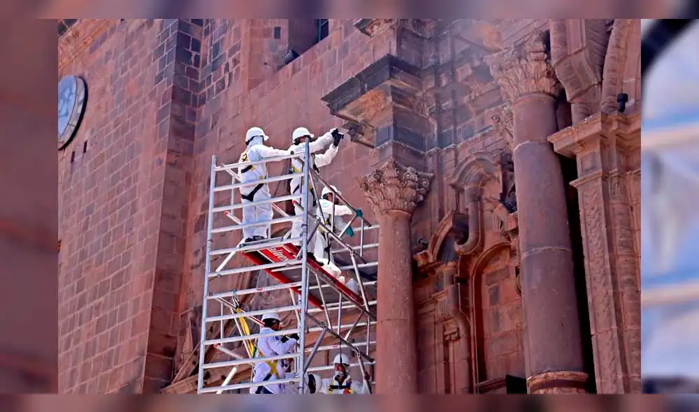 Expertos y estudiantes limpian fachada de la Basílica Catedral de Cusco Expertos y estudiantes limpian fachada de la Basílica Catedral de Cusco