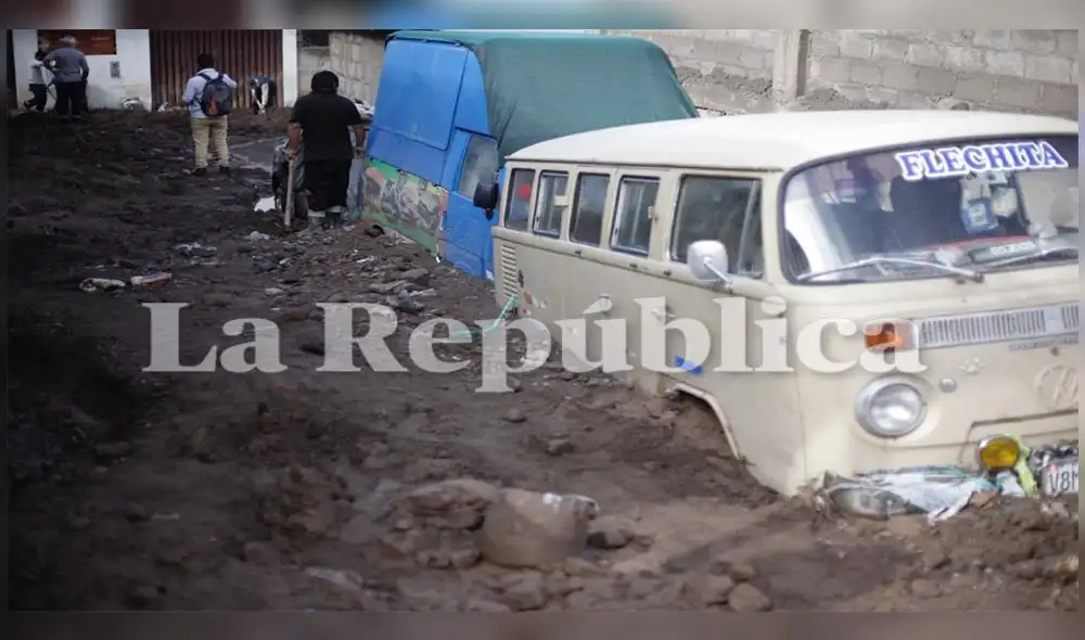 Por lo menos tres vehículos quedaron atrapado en el lodo. Foto: Rodrigo Talavera/La República. Por lo menos tres vehículos quedaron atrapado en el lodo. Foto: Rodrigo Talavera/La República.