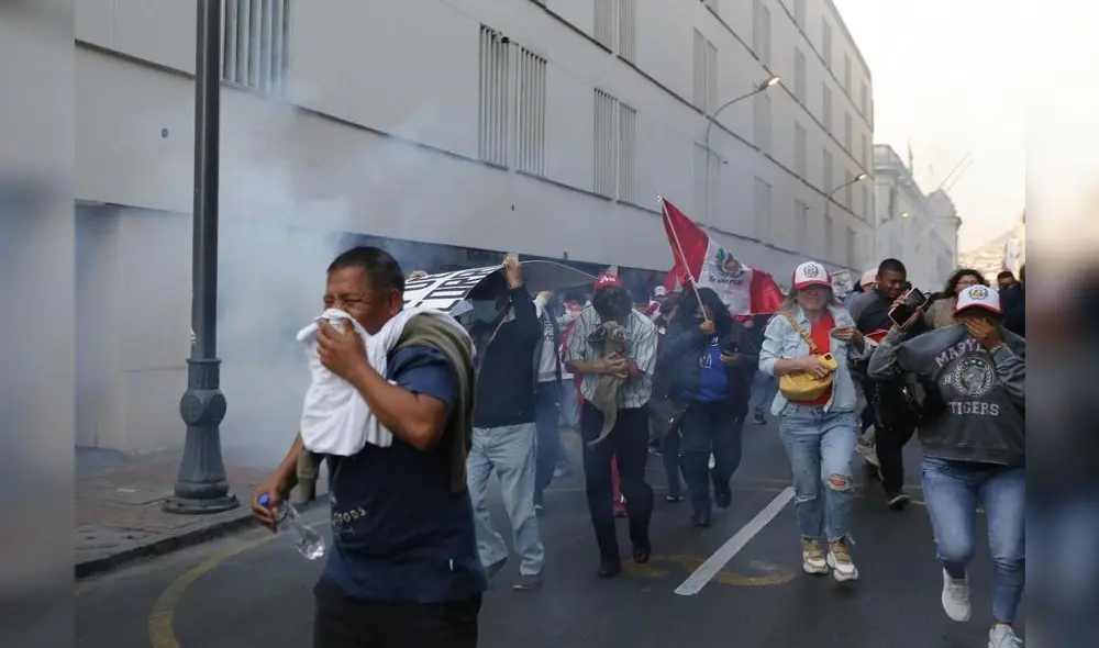 Se registra enfrentamientos entre la PNP y manifestantes en la marcha contra  Pedro Castillo. Foto: Carlos Félix/La República