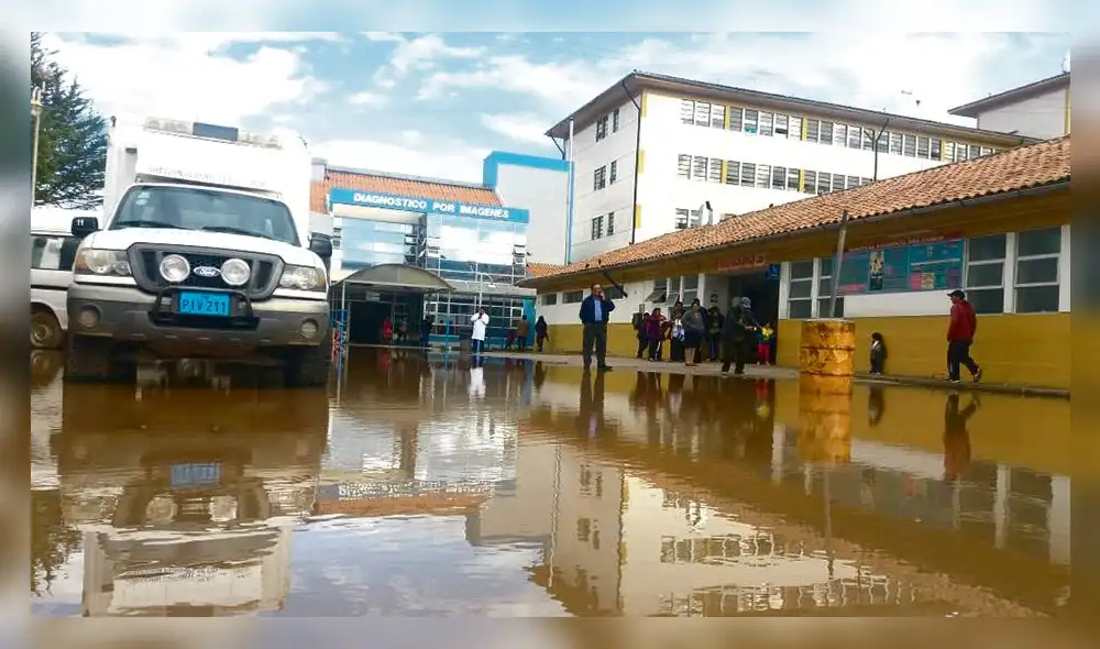 ANIEGO. Pacientes atendidos en pasadizos tras inundación. ANIEGO. Pacientes atendidos en pasadizos tras inundación.