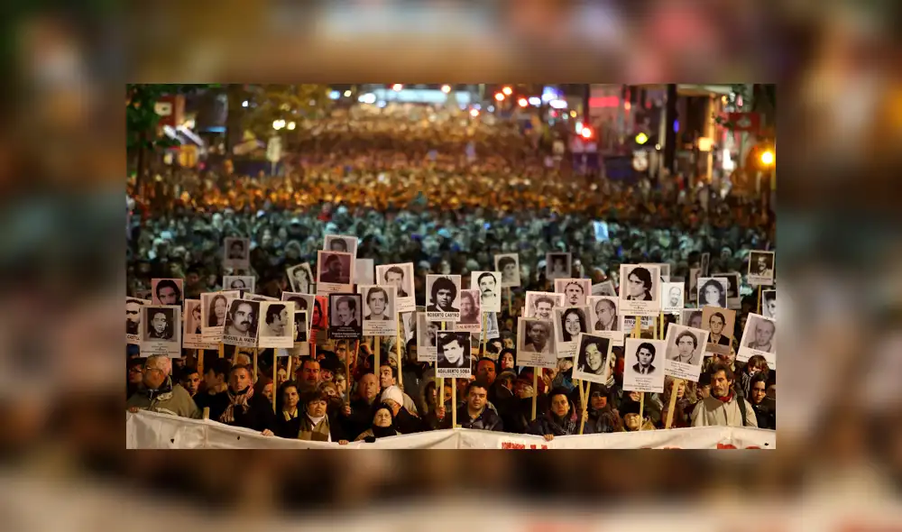 Uruguayos con fotografías de sus familiares desaparecidos durante el régimen militar (1973-1985). Montevideo, 20 de mayo. | Foto: Andres Stapff Uruguayos con fotografías de sus familiares desaparecidos durante el régimen militar (1973-1985). Montevideo, 20 de mayo. | Foto: Andres Stapff