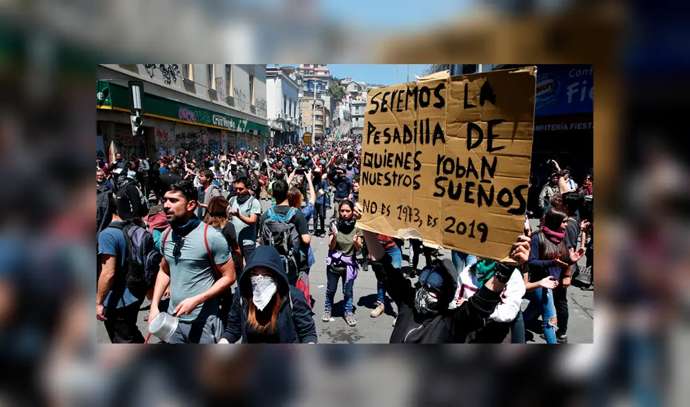 Militares y manifestantes chilenos sorprenden al jugar voley durante intensa marcha [VIDEO]