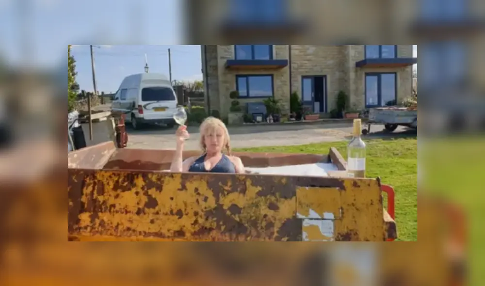 Desliza las imágenes para ver el peculiar jacuzzi que creo un hombre para su novia.