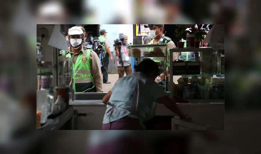 Parada: continúan las personas en las calles en pleno estado de emergencia. Parada: continúan las personas en las calles en pleno estado de emergencia.