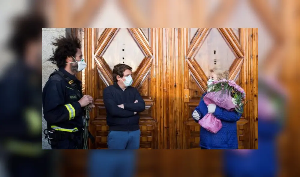 A través de YouTube se hizo viral el momento en que un bombero le lleva una enorme sorpresa a su abuela.