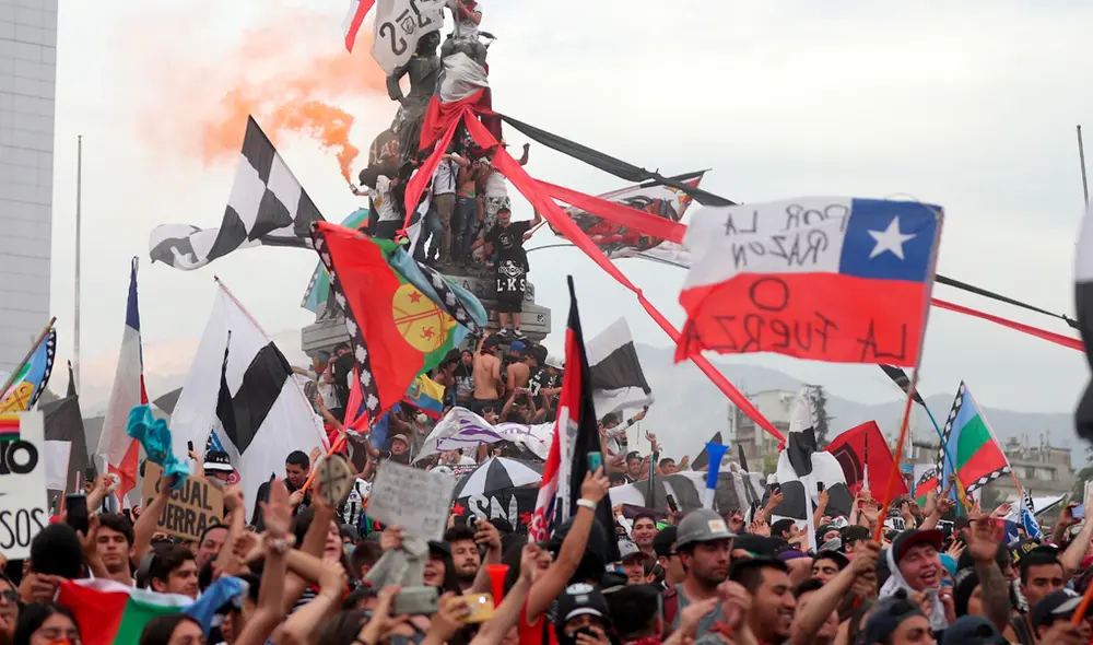 La bandera de Alianza Lima estuvo presente junto con la de Colo Colo en la marcha más grande en la historia de Chile. | Foto EFE La bandera de Alianza Lima estuvo presente junto con la de Colo Colo en la marcha más grande en la historia de Chile. | Foto EFE