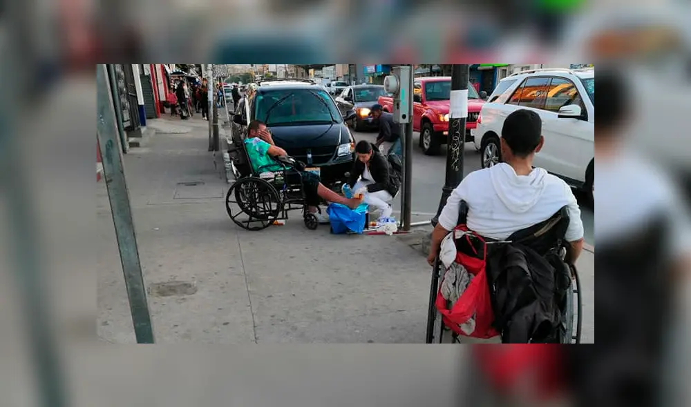 La enferma se detuvo a curar las heridas de un indigente en plena calle. (Foto: Facebook) La enferma se detuvo a curar las heridas de un indigente en plena calle. (Foto: Facebook)