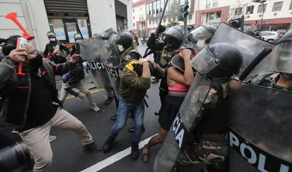 Marcha en Centro de Lima continúa y se visualiza enfrentamientos entre la Policía y manifestantes. Foto: Jorge Cerdán / La República Marcha en Centro de Lima continúa y se visualiza enfrentamientos entre la Policía y manifestantes. Foto: Jorge Cerdán / La República