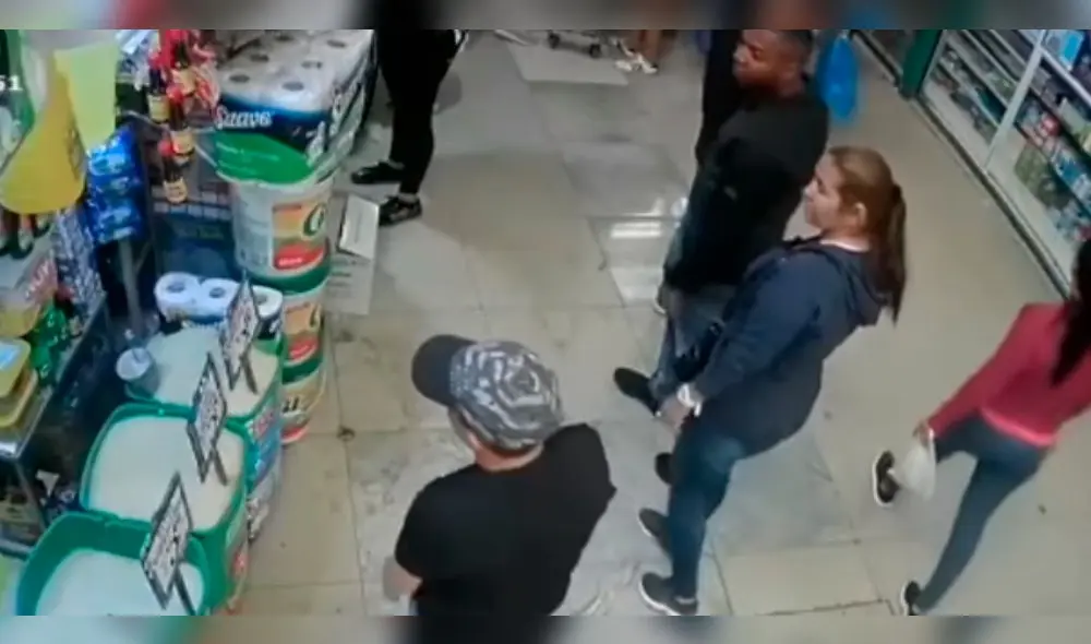 Captan a extranjeros robando en mercado de Avelino Cáceres.