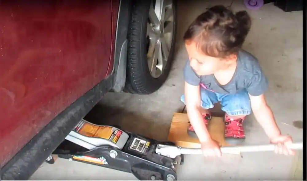 Niña 'mecánica' causa sensación en YouTube por su habilidad con los autos [VIDEO]