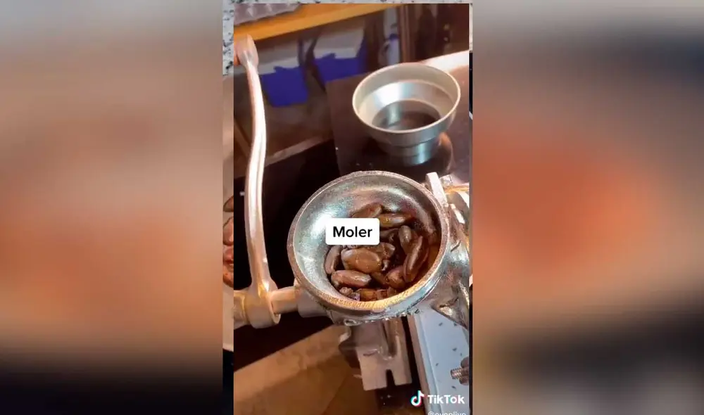 Desliza las imágenes para ver todo el proceso que se requiere para convertir los granos de cacao en chocolate.  Foto: Captura de TikTok/Evelyn Olivo