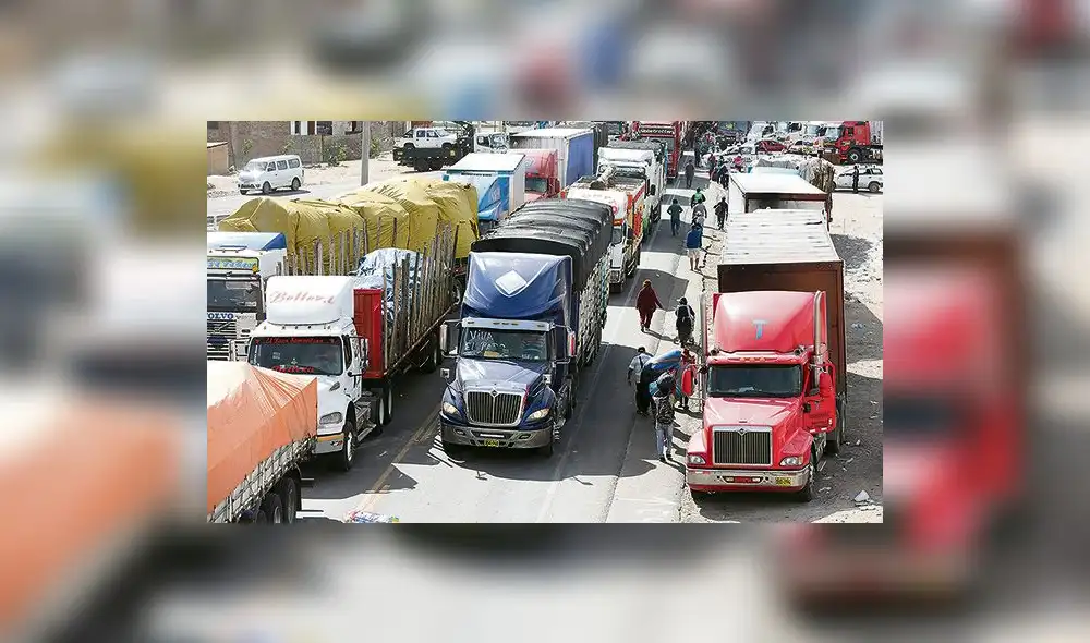 Fiscalía denunciará a camioneros que bloquearon km 48 de la Panamericana Sur Fiscalía denunciará a camioneros que bloquearon km 48 de la Panamericana Sur