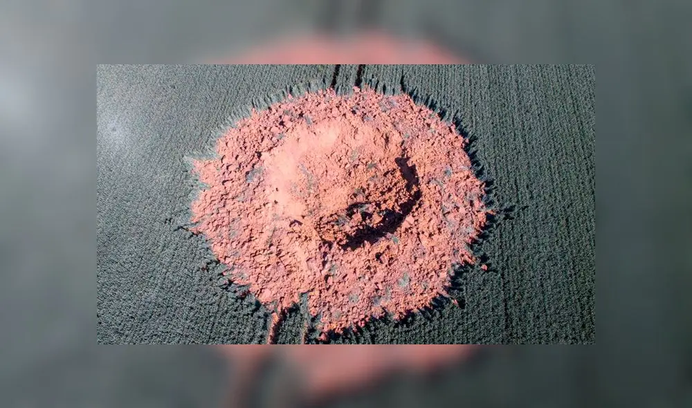 Varios pobladores escucharon el fuerte estallido en la noche. En la mañana siguiente descubrieron el enorme cráter. Foto: AFP.