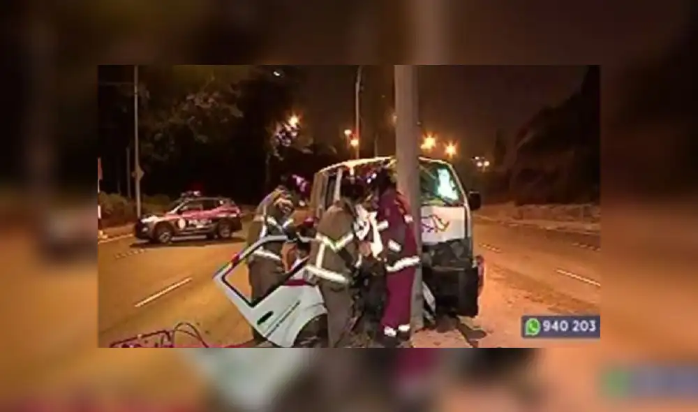 Miraflores: dos heridos graves dejó choque de camioneta de caudales contra poste 