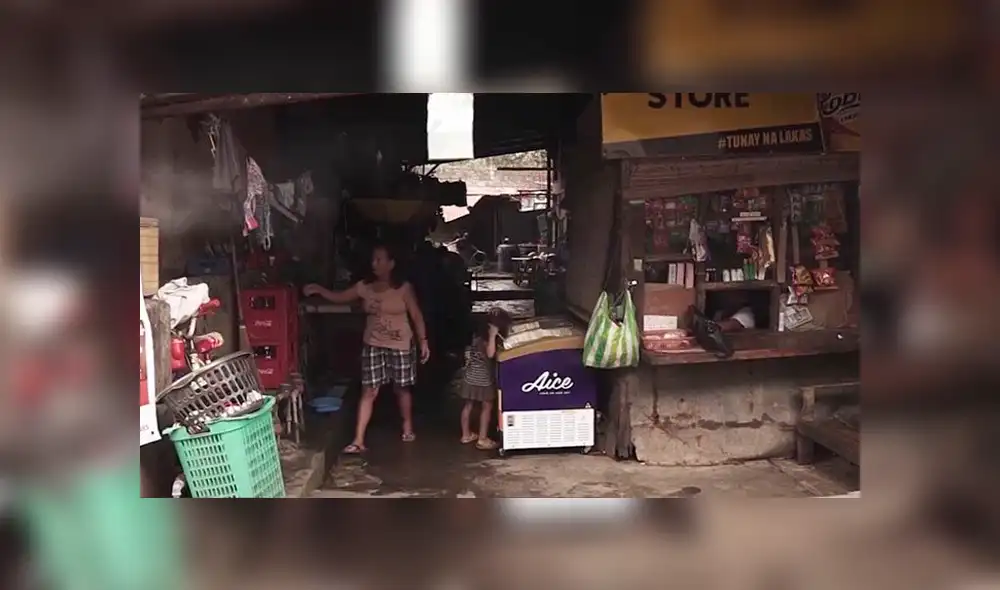 En Facebook, un joven fue adoptado por una humilde familia y 25 años después los quiso recompensar con una casa.