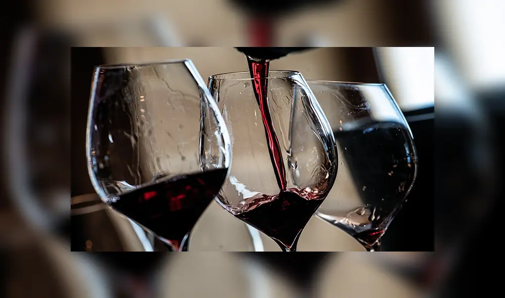 Una persona prepara la degustación número 105 de la hermandad Chevaliers du Tastevin en Chateau du Clos de Vougeot, el 29 de mayo de 2020 en Vougeot. | Foto: Jeff Pachoud / AFP. Una persona prepara la degustación número 105 de la hermandad Chevaliers du Tastevin en Chateau du Clos de Vougeot, el 29 de mayo de 2020 en Vougeot. | Foto: Jeff Pachoud / AFP.
