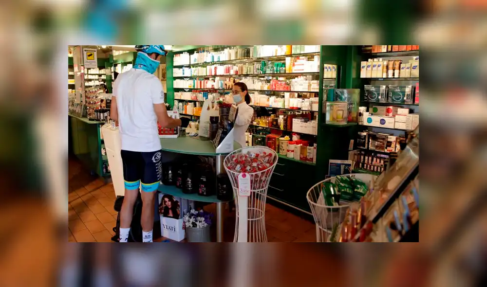 El ciclista no pudo resistir sus deseos de apoyar a la población de Lombardía afectada por la COVID-19. El ciclista no pudo resistir sus deseos de apoyar a la población de Lombardía afectada por la COVID-19.