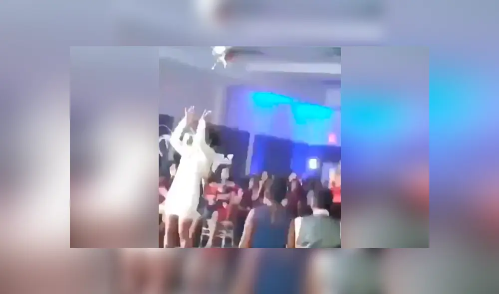 Una chica fue captada en un video viral de Facebook realizando algo insólito para atrapar el bouquet de la boda de su amiga y dejar la soltería.