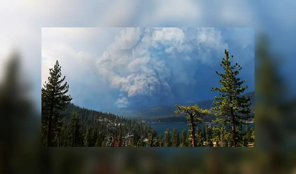 Hasta este domingo por la mañana, el fuego ha arrasado con más de 45 000 acres y el incendio se encuentra fuera de control con un 0% de contención. Foto: EFE Hasta este domingo por la mañana, el fuego ha arrasado con más de 45 000 acres y el incendio se encuentra fuera de control con un 0% de contención. Foto: EFE