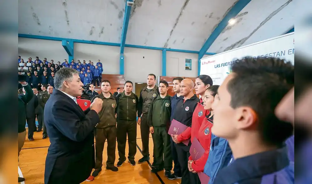 Homenaje. El ministro de Defensa junto a los deportistas que nos representarán en Lima 2019.