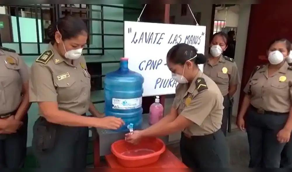 Personal policial dio el ejemplo de como realizar aseo personal. Personal policial dio el ejemplo de como realizar aseo personal.
