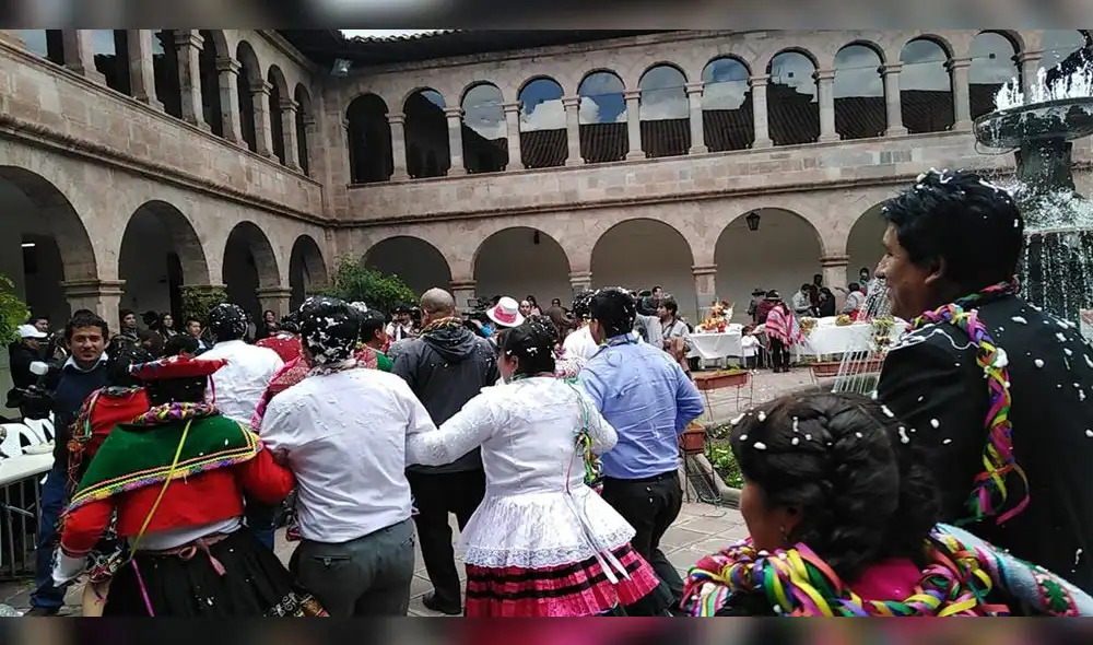 Compadres recibieron la visita de las comadres en inicio del Carnaval en Cusco [VIDEO]