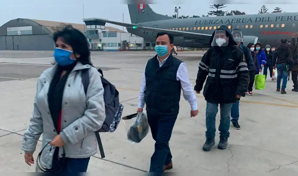 Avión de la Fuerza Aérea trasladado a los profesionales de la salud a Arequipa. Avión de la Fuerza Aérea trasladado a los profesionales de la salud a Arequipa.
