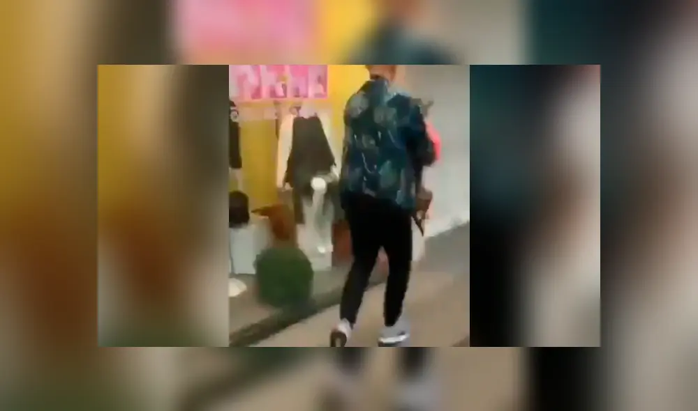 El joven cogió al can que tiritaba de frío y realizó un acto que causó gran admiración. Foto: captura El joven cogió al can que tiritaba de frío y realizó un acto que causó gran admiración. Foto: captura