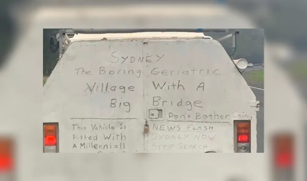 En Facebook se hizo viral un hilarante mensaje escrito en la parte de atrás de una camioneta.