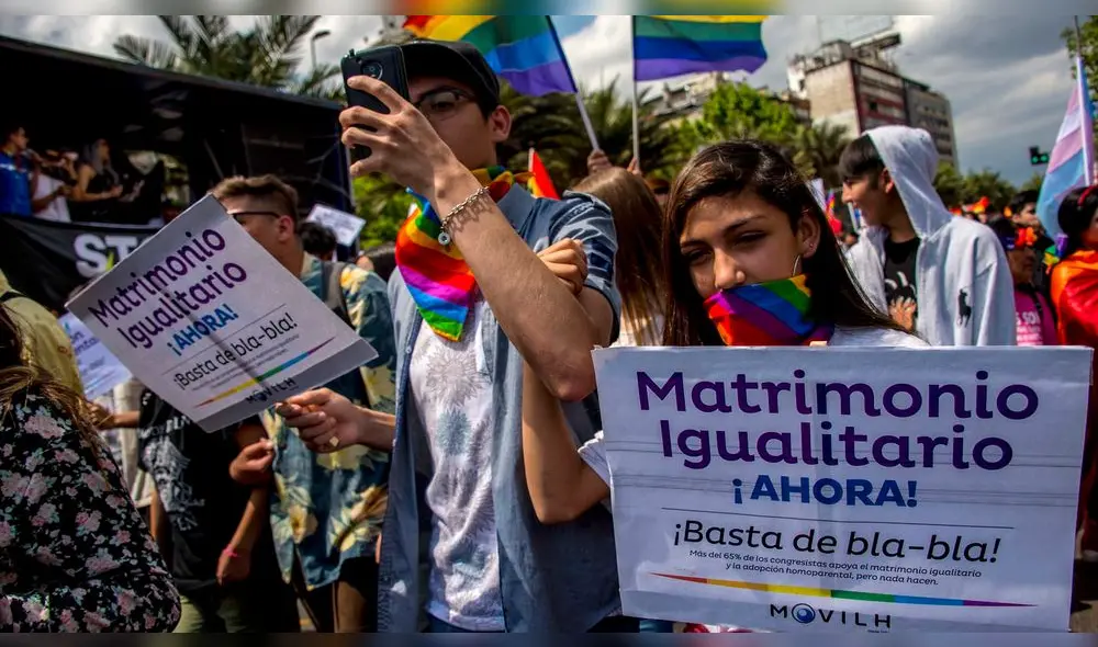 Marcha en Santiago para exigir al gobierno la aprobación de una ley sobre identidad de género que permitiría el matrimonio entre personas del mismo sexo.